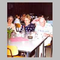 59-09-1092 4. Kirchspieltreffen 2001. Von links Frau Albroscheit und Frieda Enderlein, geb. Albroscheit mit ihrem Ehemann..JPG